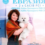 Заводчик собак породы бишон фризе Басырова Ильвира со своим питомцем - Спайки, питомник Агнелль Де Неж, на выставке Евразия 2021 в Москве